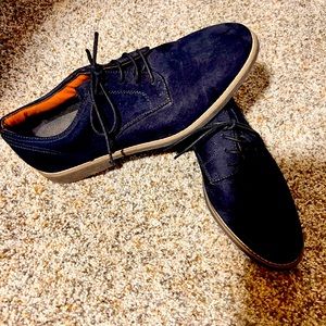 Dark blue swayed shoes